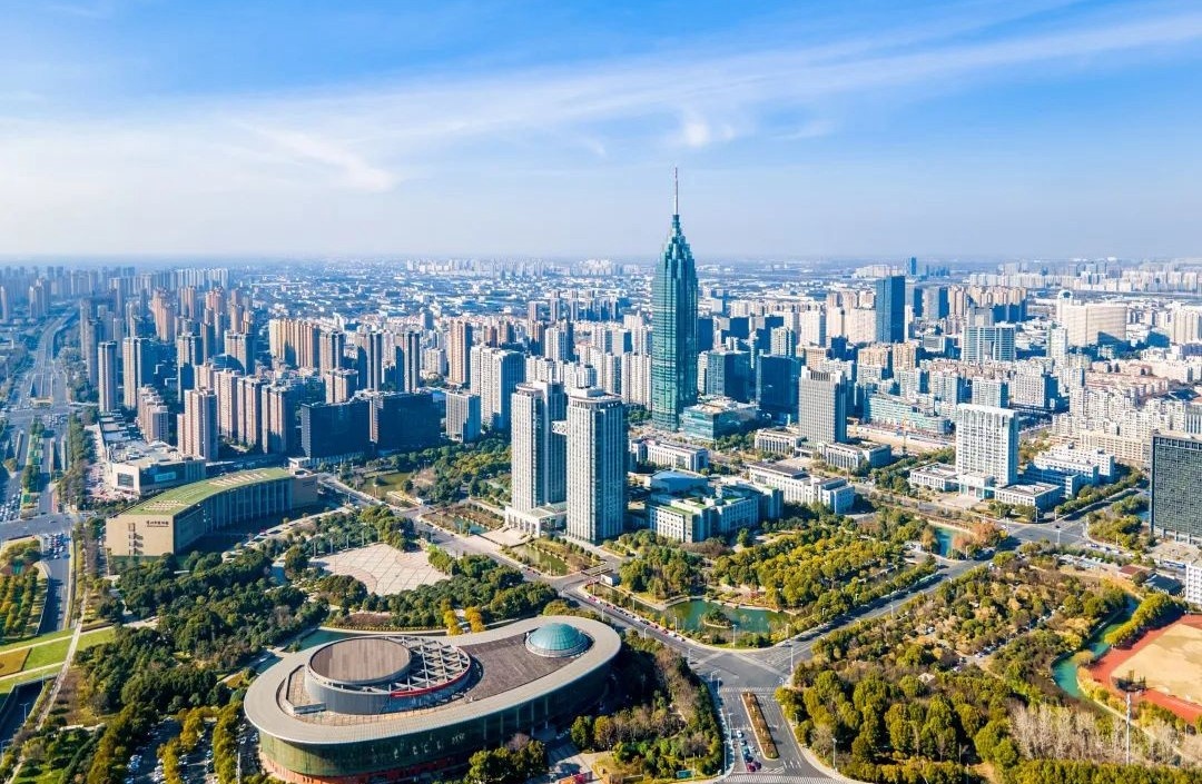 高质量发展看中国丨新能源产业助力城市“向绿而行” title=