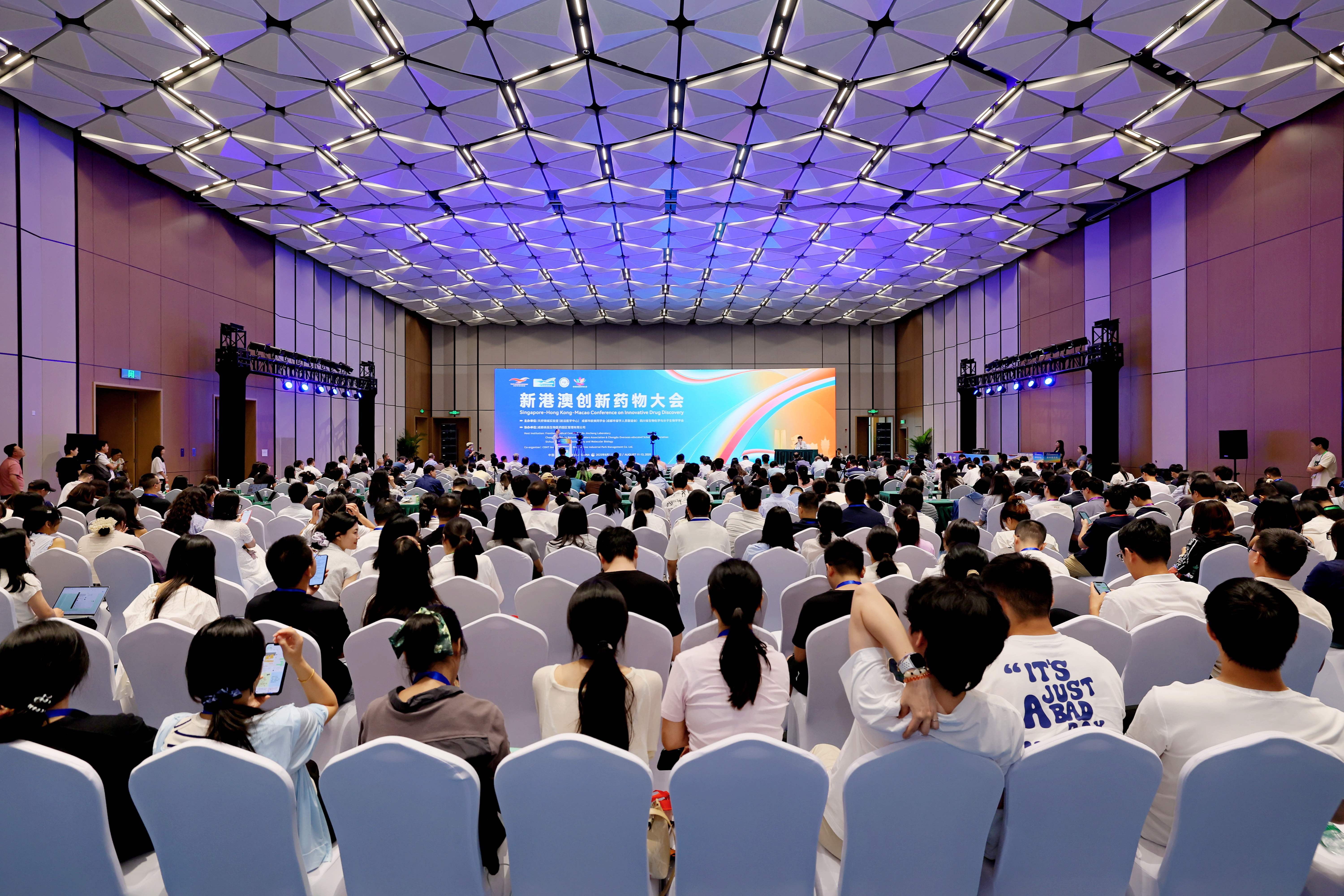 人形机器人门诊“上岗”！一家地市级三甲医院的AI落地样本AI重塑医疗(图1)